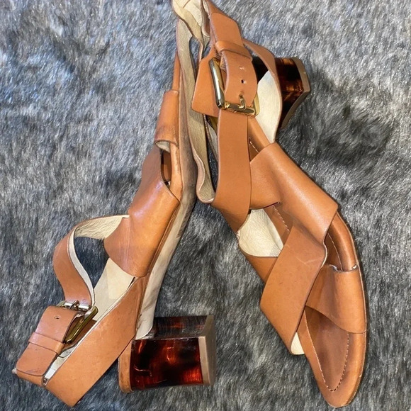 Michael Kors Tan strapy buckle low block heel sandals Sz 9.5 - Picture 15 of 16